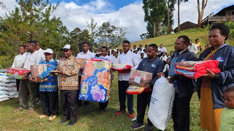 Pemda Lanny Jaya Bantu Sekolah Alkitab Wanima Dan Tiom Rakyat Papua