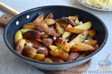 Рецепт: Жареная молодая картошка с сыром и чесноком на RussianFood.com