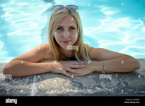 Jeune femme debout piscine bikini Banque de photographies et dimages à haute résolution Alamy