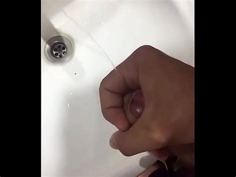 Mi amigo se pajea en el baño V XVIDEOS