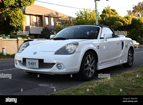 Das weiße Toyota MR2 Spyder Cabriolet der dritten Generation oder W30