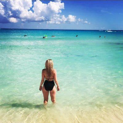 New Hot Sexy Amy Chapman Bikini Pics