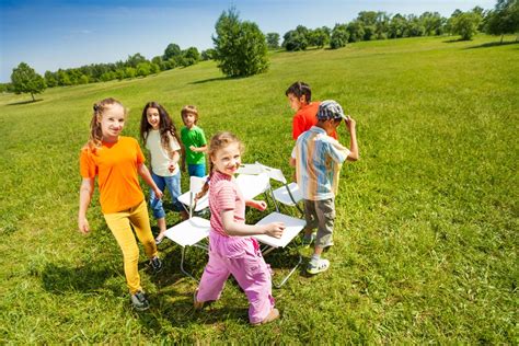 How to Play Musical Chairs - The Perfect All Ages Game! - Game On Family