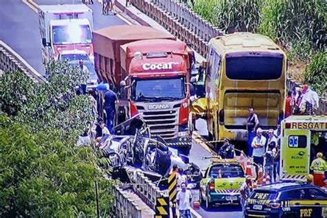 Grave Acidente Entre ônibus Carreta E Carros Interdita Br 050 Metrópoles