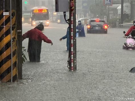 新聞 雨彈狂炸高雄「水淹超過膝蓋」！ 陳其邁臉書被灌爆：豪雨假呢？ 看板 Gossiping Mo Ptt 鄉公所