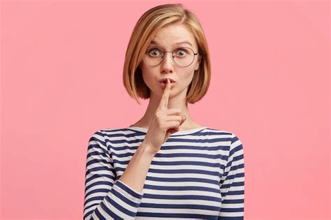 Femme Blonde à Lunettes Rondes Et Chemisier Rayé Photo Gratuite