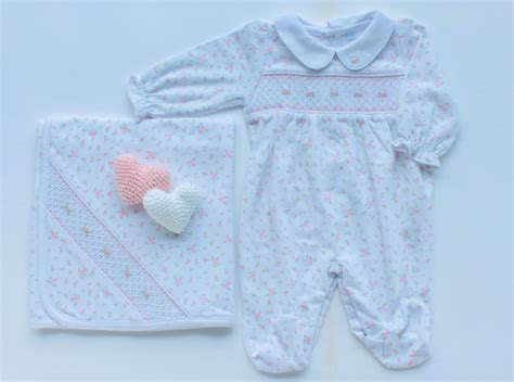 CONJUNTO MACACÃO E MANTA SAÍDA DE MATERNIDADE FLORAL ROSA BORDADO