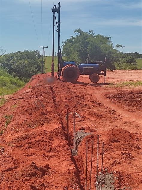 Homem morre eletrocutado após trator encostar em rede elétrica em