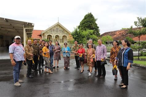 Batik Tulis Karyanya Diterima Paus Fransiskus GKBRAy Adipati Paku Alam