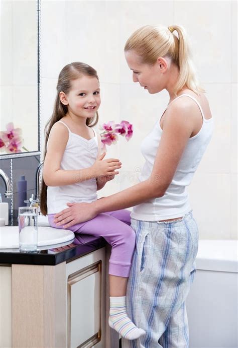 La Maman Et Le Descendant Sont Dans La Salle De Bains Image Stock Image Of Mignon Blonde