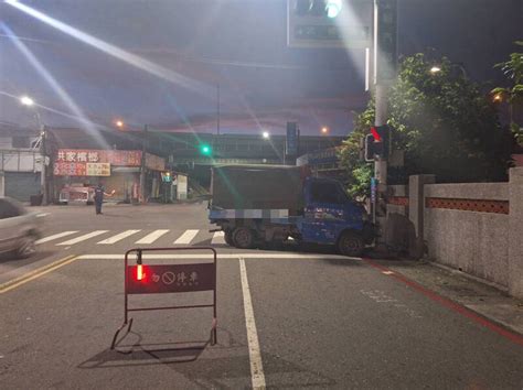 高市箱型車追撞路旁小貨車1傷 波及燈桿肇事者酒測值0（民眾提供） 自由電子報影音頻道