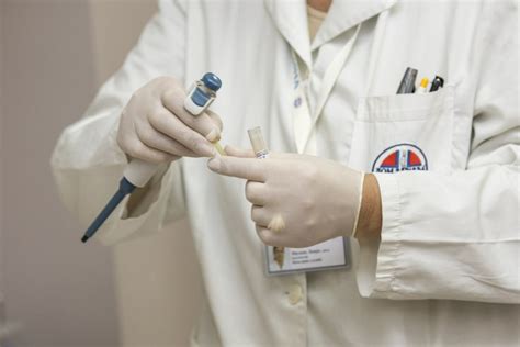 Kobieta W Laboratorium Labstyle Diagnosta Laboratoryjny Nie Znam