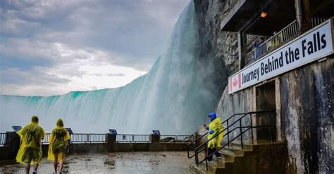 Niagara Falls Toegang Tot De Reis Achter De Watervallen En Wandeltocht