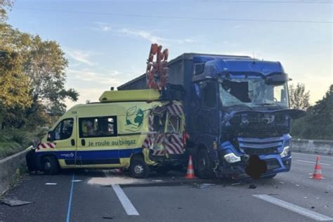 Accident Sur L A Pr S De Lyon Un Camion D Truit Un Fourgon Le