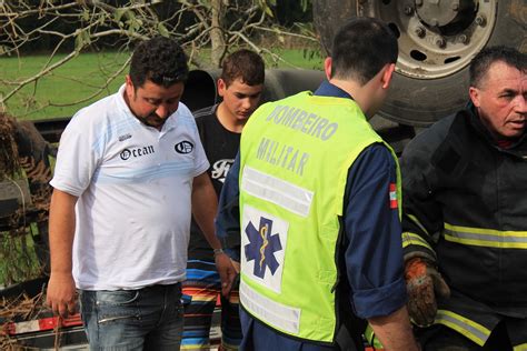 Carro é esmagado por caminhão e ninguém se fere Vvale