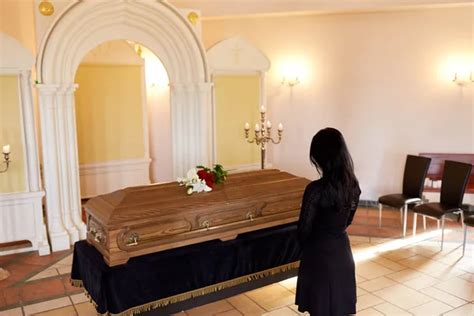 Im Genes Capillas Funerarias Mujer Llora Cerca De Ata D En El