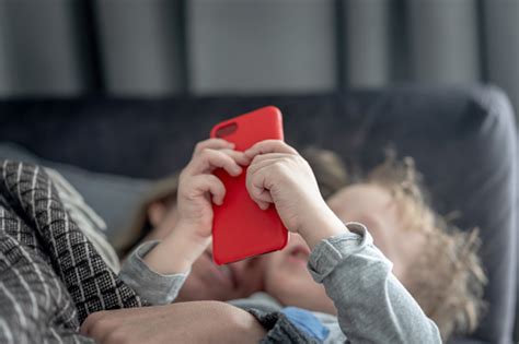 Photo Libre De Droit De Maman Et Son Fils En Bas Âge Jouant Avec Un