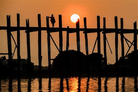 Por Do Sol Na Ponte De U Bein Amarapura Myanmar Burma Imagem De Stock