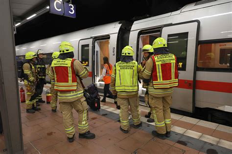 Siegburg Ice Mit 600 Passagieren Nach Brandgeruch Evakuiert Bilder