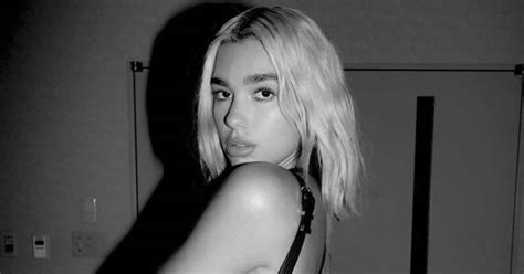 Dua Lipa llama la atención de sus fans mostrando sus pompis con Sexy Bikini