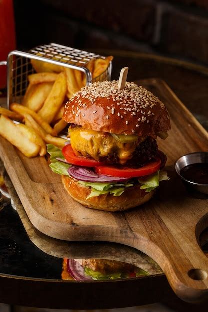 Gros Cheeseburger Avec Frites Isol Sur Fond Blanc Hamburger Avec