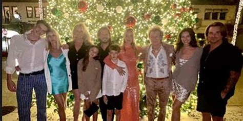 Rod Stewart shares rare Christmas photo with family, including 6 of his ...