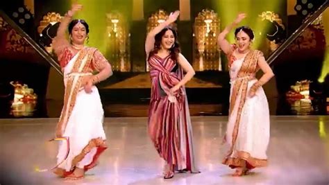 Madhuri Dixit, Amruta Khanvilkar dance to Dola Re Dola on Jhalak ...