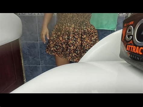 Mujer descubre camara oculta en baño publico que la graba meando XVIDEOS