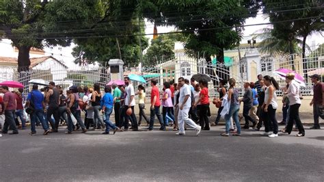 Servidores Da Upe Fazem Passeata No Recife Para Reivindicar Reajuste