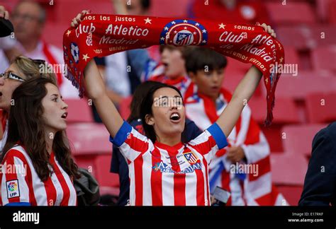 Weibliche Fan Von Atletico Im Finale Der Championsleague Zwischen Real Madrid Und Atletico