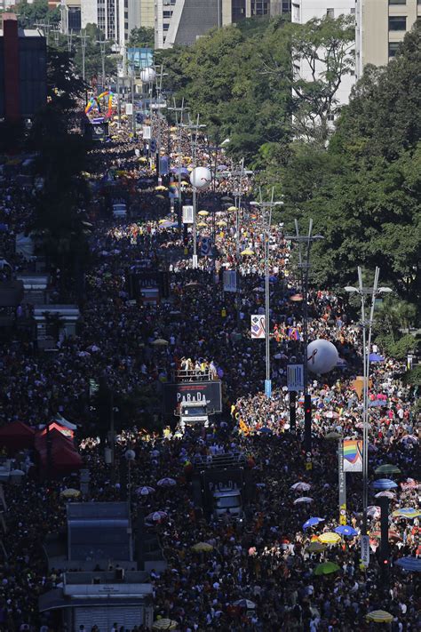 Enorme desfile del orgullo gay recorre São Paulo