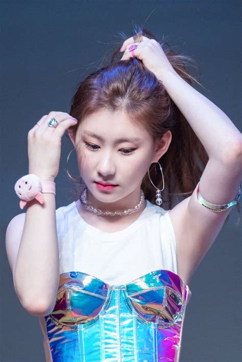 Pin By K Pop Idols On Itzychaeryeong 채령 Itzy Kpop Chaeyeon