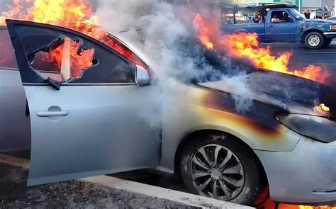 Veh Culo Es Consumido Por Incendio En Plena Calle De La Paz Colectivo