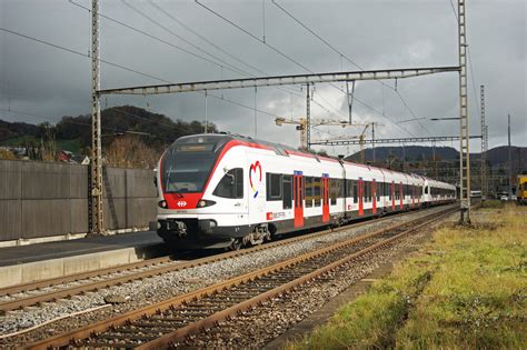 RABe 521 010 auf der S3 verlässt den Bahnhof Gelterkinden Bahnbilder de