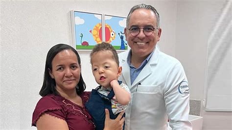 Médico londrinense realiza cirurgia bem sucedida em bebê doença