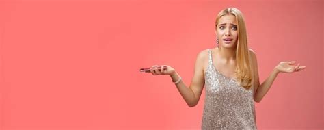 Bouleversé frustré sous évalué petite amie séduisante blonde haussant les mains sur le côté