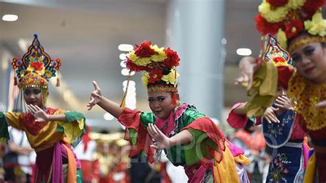 Ratusan Penari Lakukan Tarian Daerah Saat Memperingati Hut Ri Ke 78 Foto