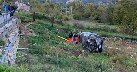 CENTROABRUZZONEWS AUTO PRECIPITA NELLA SCARPATA FERITA UNA COPPIA DI ROMA