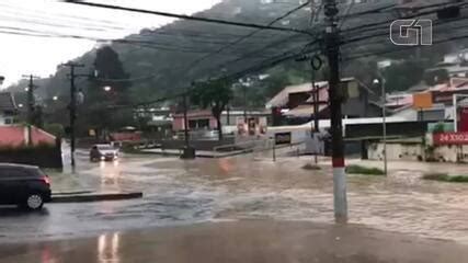 Pancada de chuva alaga Rua Coronel Veiga em Petrópolis no RJ Região