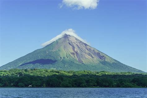 Volcán concepción desde la isla de ometepe en el lago cocibolca