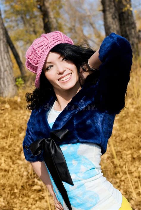 Beau Femme De Brunette En Stationnement Image stock Image du lames vêtement
