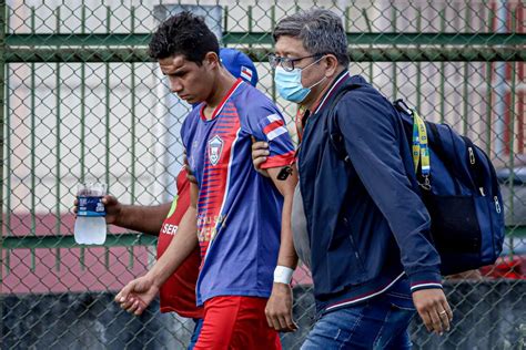 Jogador Leva Pior Em Dividida No Alto Atendido Na Ambul Ncia E Fica