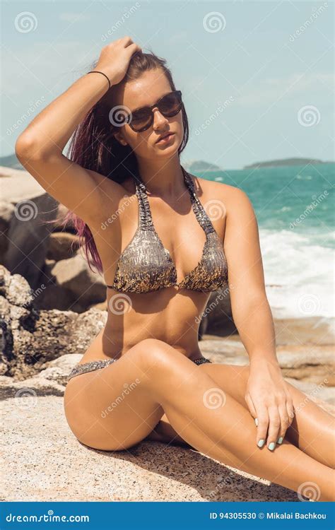Fille Dans Le Repos Sexy De Bikini à La Plage En Pierre Photo stock Image of érotique