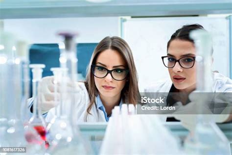 실험실에서 일 하는 화학 및 의학 학생 2명에 대한 스톡 사진 및 기타 이미지 2명 Dna Stem 주제 Istock