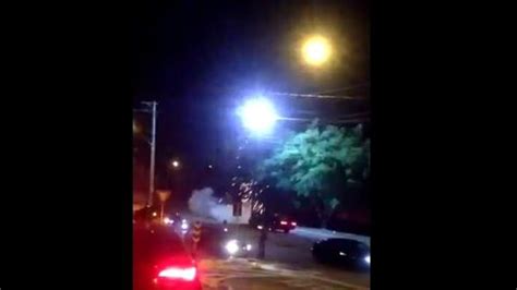 Carro bate em poste e provoca curto circuito na rede elétrica em Jundiaí