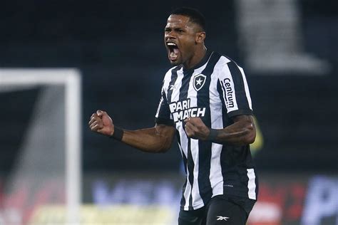 Júnior Santos revelou qual é a inspiração para jogar no Botafogo