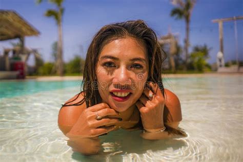 Junge Sch Ne Und Gl Ckliche Asiatische Indonesische Frau In Bikini Schwimmen In Tropischen