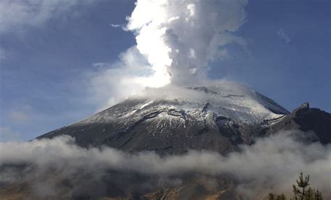 Volcán Popocatépetl amanece activo con fumarola y caída de ceniza El