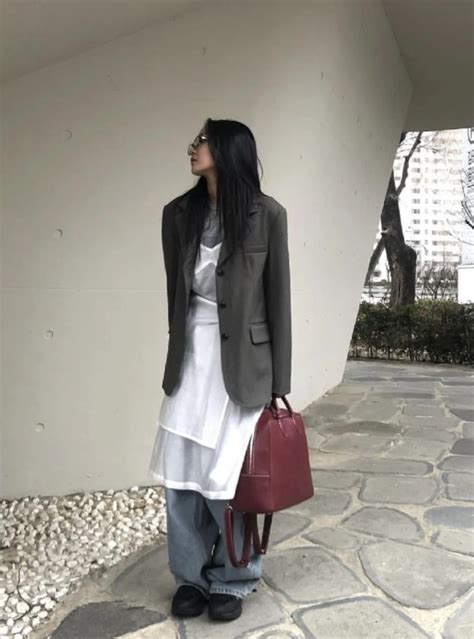 Váy tạp dề vẫn hot và chưa hạ nhiệt Bảo bối layering cho mùa hè nhưng rất kị 1 item
