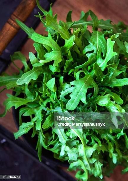 Sekelompok Daun Arugula Segar Di Atas Nampan Kayu Tampilan Atas Foto